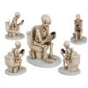 Skelettfigur auf Toilette mit Smartphone aus Polyresin, lustige Dekofigur ca. 13x10 cm